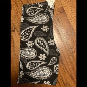 Beautifully Soft Country Creek Leggings With Tag. Gorgeous pattern. Size OS